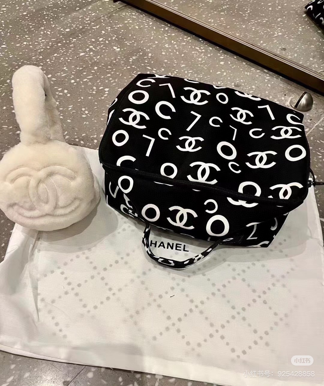 NO:602303,The world is white and rich, the same style as Internet celebrity stars. Chanel embroidered earmuffs, warm. The concave shape for daily skiing is simply awesome. Warm and cheering items. Good looks. Reserved in black and white and brown. Classic items that can be worn for a lifetime and will not go out of style. Gloves, gloves, chanel, gloves19860909人间白富美,网红明星同款 香奈儿刺绣耳罩,保暖 滑雪日常凹造型简直太赞了 保暖打气物件 高颜值 自留黑白棕三色 可以戴一辈子不过时的经典单品 手套,手套,chanel,gloves,accessory