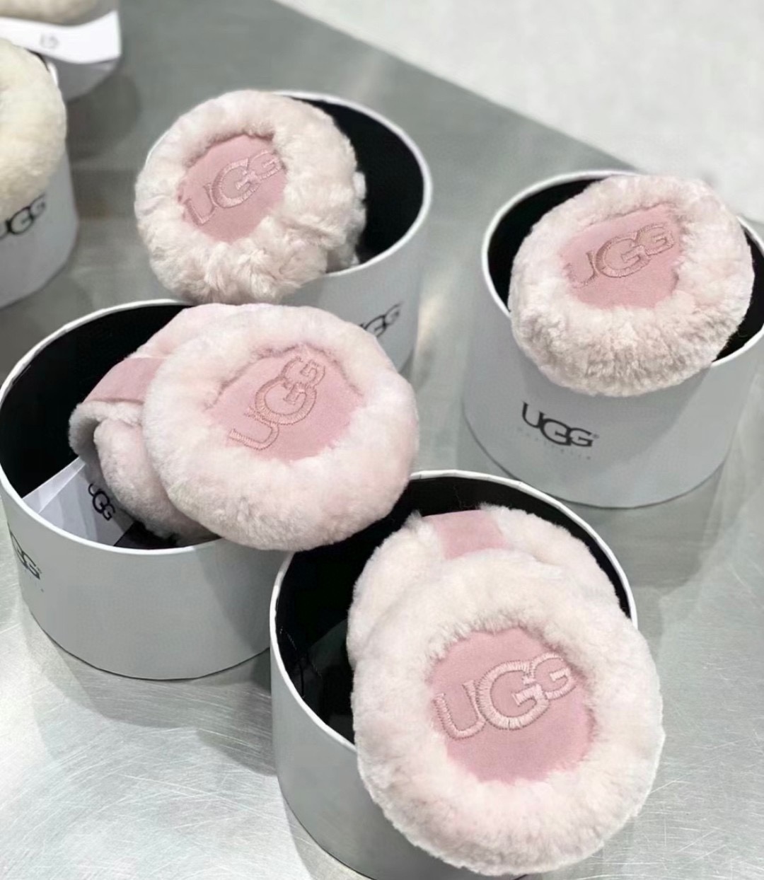 NO:602305,The detachable and stackable UGG bag is worth owning for crazy calls. The world is beautiful and beautiful, and the same style as the Internet celebrity star UGG ski earmuffs, a must-have for daily warmth and travel. The concave shape for daily skiing is simply amazing. Warm and cheering object. High-value. Reserved pink, gray and white colors. Classic items that can be worn for a lifetime and will never go out of style. Meimei gloves, gloves, gloves19860909可拆叠放包包UGG疯狂打call值得拥有 人间白富美,网红明星同款 UGG滑雪耳罩,日常保暖出行必备 滑雪日常凹造型简直太赞了 保暖打气物件 高颜值 自留粉灰白色三色 可以戴一辈子不过时的经典单品 美美手套,手套,gloves,accessory