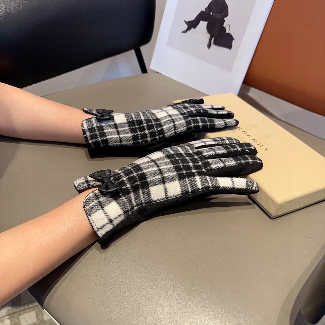 NO:602299,BURBERRY's new wool gloves, fashionable gloves, warm in autumn and winter with velvet lining, classic plaid, super comfortable, soft and versatile!  One size fits all gloves, gloves, burberry, burberry, gloves19860909巴宝莉BURBERRY 专柜新品羊毛手套,时尚手套,秋冬保暖加绒内里,经典格子,上手超舒适柔软、百搭！均码手套,手套,burberry,burberry,gloves,accessory