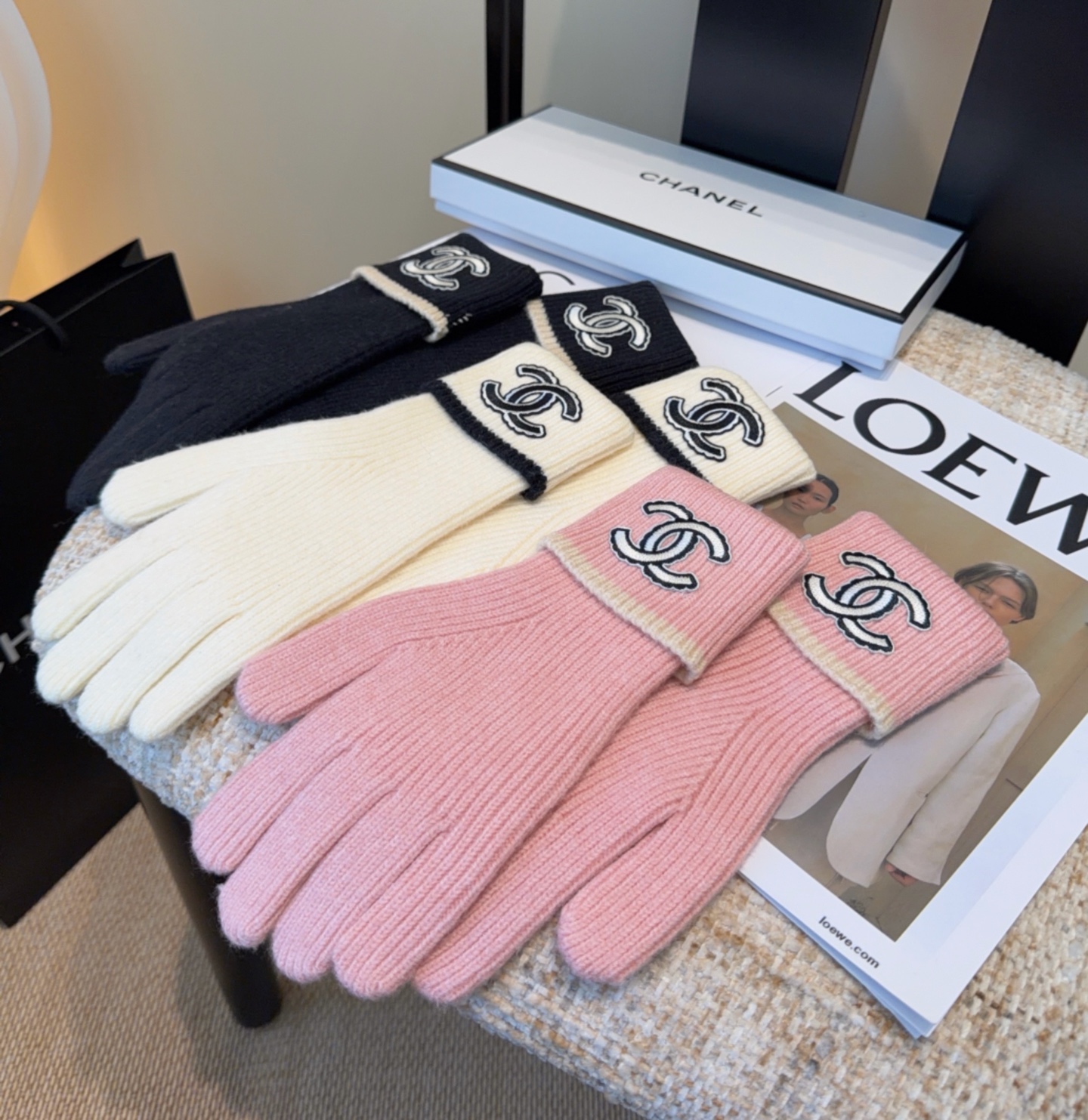 NO:602302,Chanel wool gloves, fashionable gloves, warm in autumn and winter with fleece lining, classic, simple and easy to use, super comfortable and soft, versatile one-size-fits-all gloves, gloves, chanel, gloves19860909香奈儿羊毛手套,时尚手套,秋冬保暖加绒内里,经典简洁上手超舒适柔软、百搭均码手套,手套,chanel,gloves,accessory