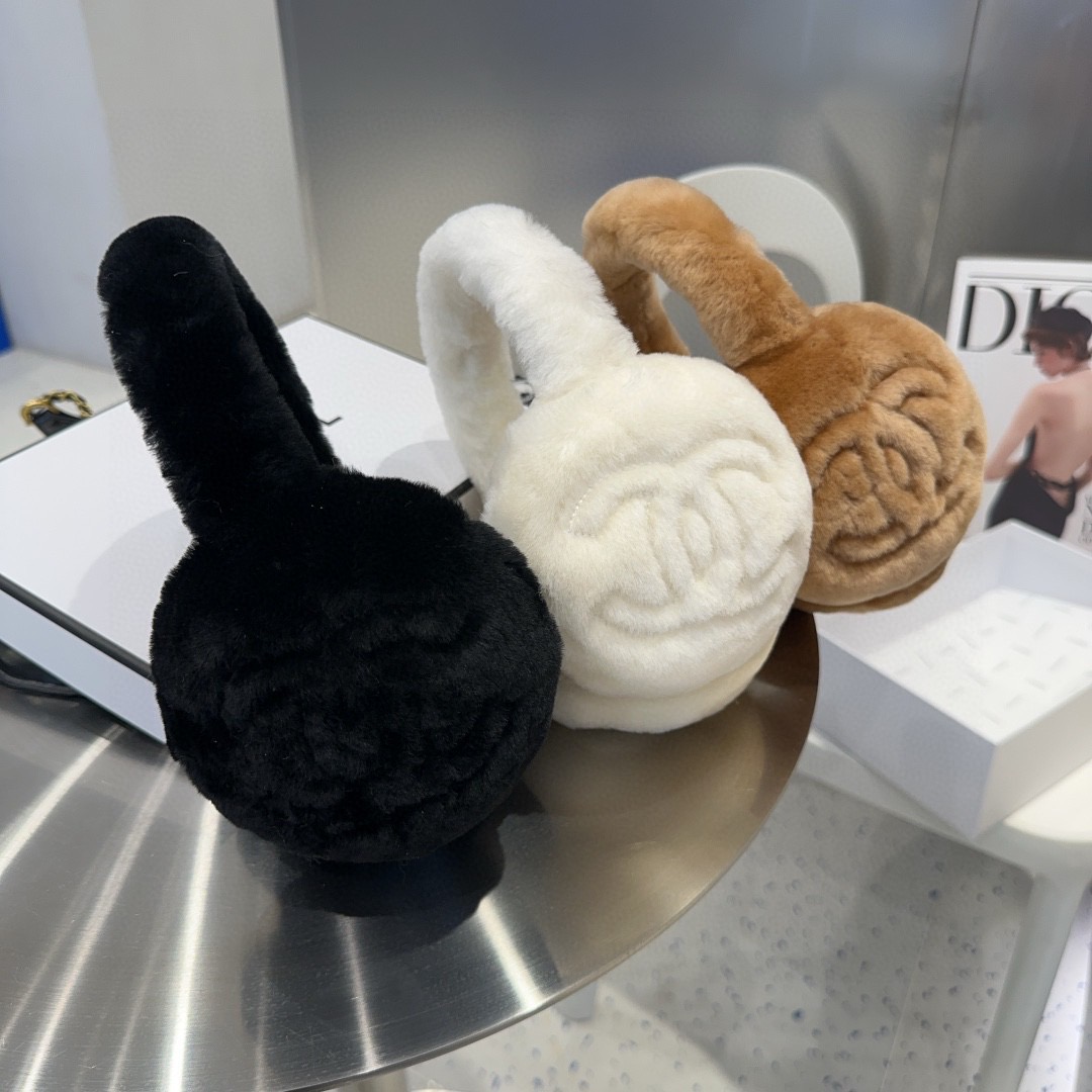 NO:602311,The world is white and rich, the same style as Internet celebrity stars. Chanel embroidered earmuffs, warm. The concave shape for daily skiing is simply awesome. Warm and cheering items. Good looks. Reserved in black and white and brown. Classic items that can be worn for a lifetime and will not go out of style. Gloves, gloves, chanel, gloves19860909人间白富美,网红明星同款 香奈儿刺绣耳罩,保暖 滑雪日常凹造型简直太赞了 保暖打气物件 高颜值 自留黑白棕三色 可以戴一辈子不过时的经典单品 手套,手套,chanel,gloves,accessory