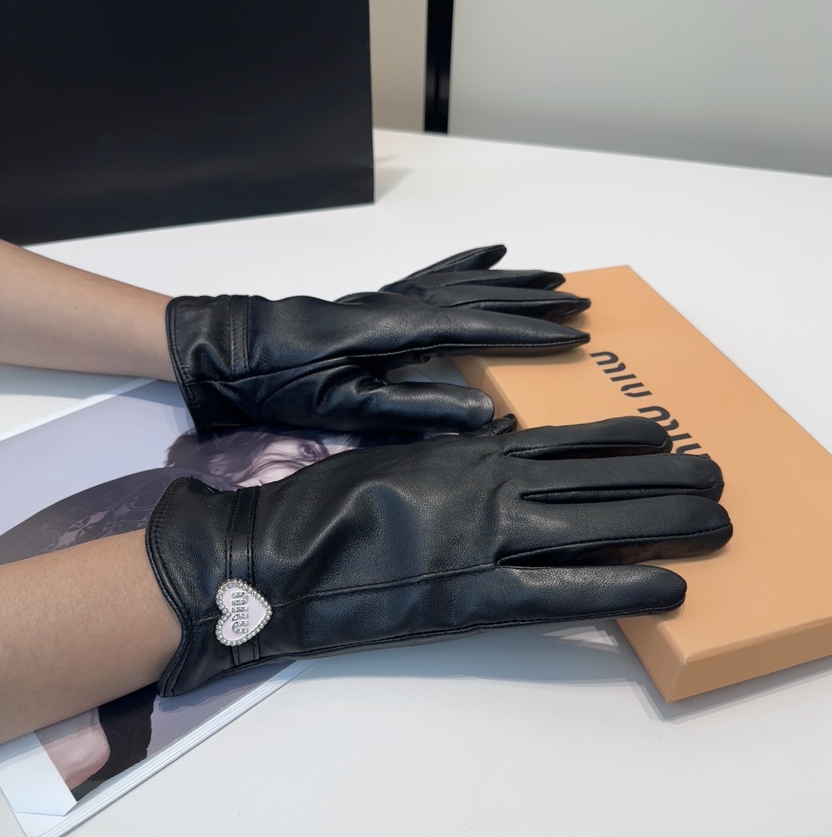 NO:618069,miumiu sheepskin gloves, fashionable gloves, warm in autumn and winter with velvet lining, classic, simple and super comfortable, soft and versatile!  ML gloves, gloves, miumiu, sheepskin, gloves19860909miumiu羊皮手套,时尚手套,秋冬保暖加绒内里,经典简洁上手超舒适柔软、百搭！ML手套,手套,miumiu,sheepskin,gloves,accessory