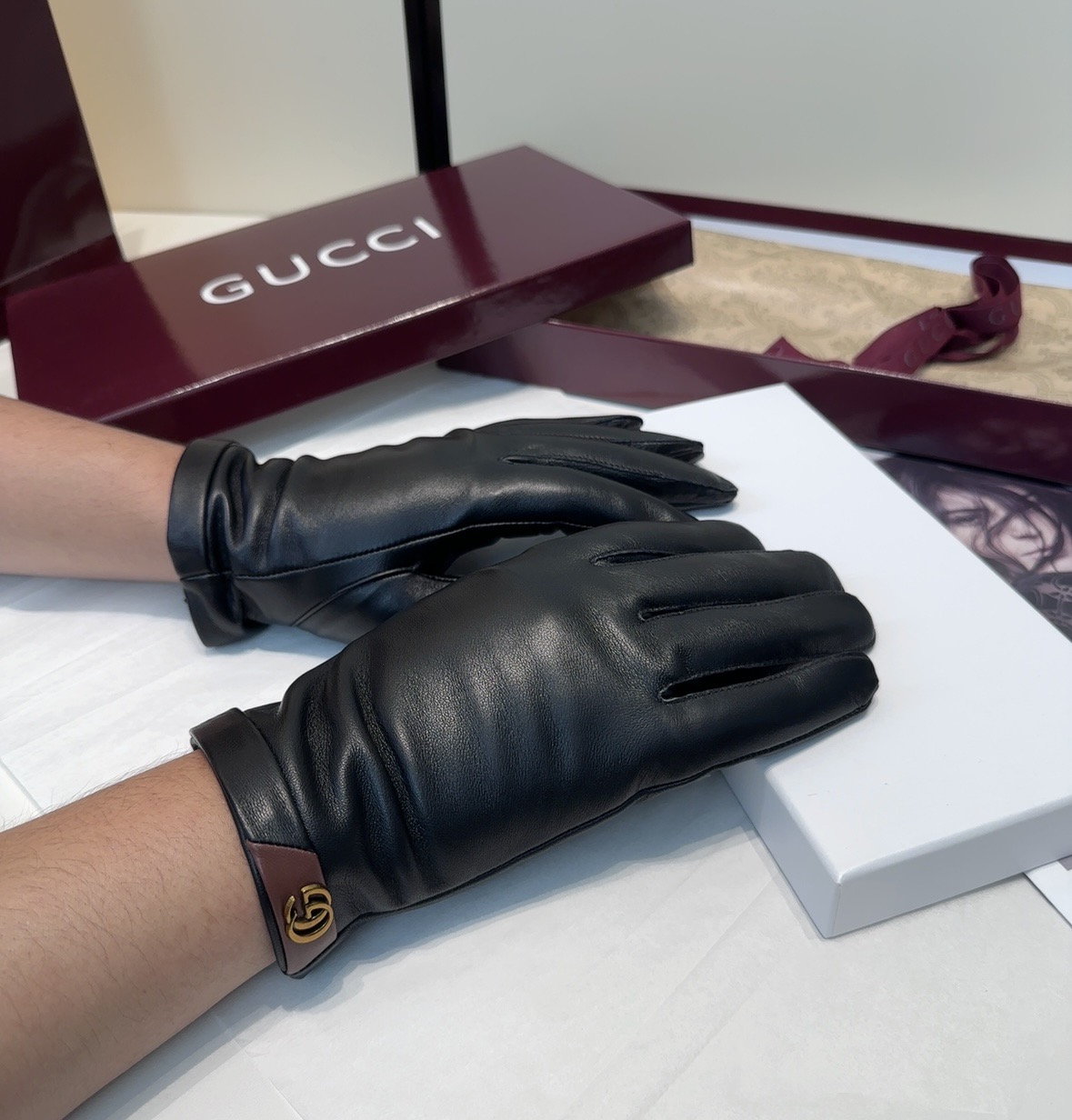 NO:618072,Gucci men's new sheepskin gloves, fashionable gloves, warm in autumn and winter with velvet lining, classic and simple, super comfortable, soft and versatile!  Size L, XL gloves, gloves, sheepskin, gloves19860909古奇男款新品羊皮手套,时尚手套,秋冬保暖加绒内里,经典简洁上手超舒适柔软、百搭！码数L,XL手套,手套,sheepskin,gloves,accessory