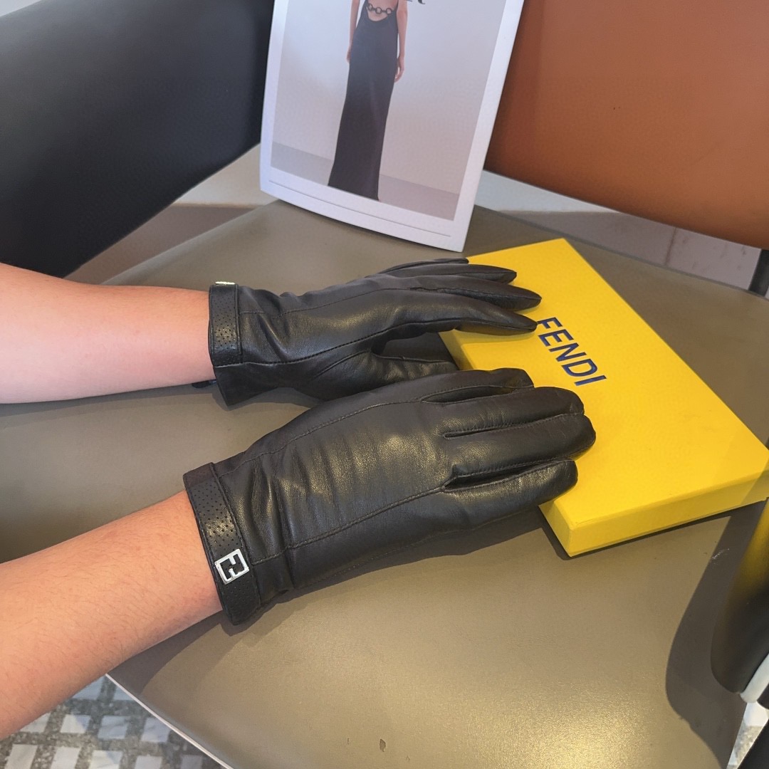 NO:618102,Fendi men's new sheepskin gloves, fashionable gloves, warm in autumn and winter with velvet lining, classic and simple, super comfortable, soft and versatile!  Size L, XL gloves, gloves, fendi, sheepskin, gloves19860909芬迪男款新品羊皮手套,时尚手套,秋冬保暖加绒内里,经典简洁上手超舒适柔软、百搭！码数L,XL手套,手套,fendi,sheepskin,gloves,accessory