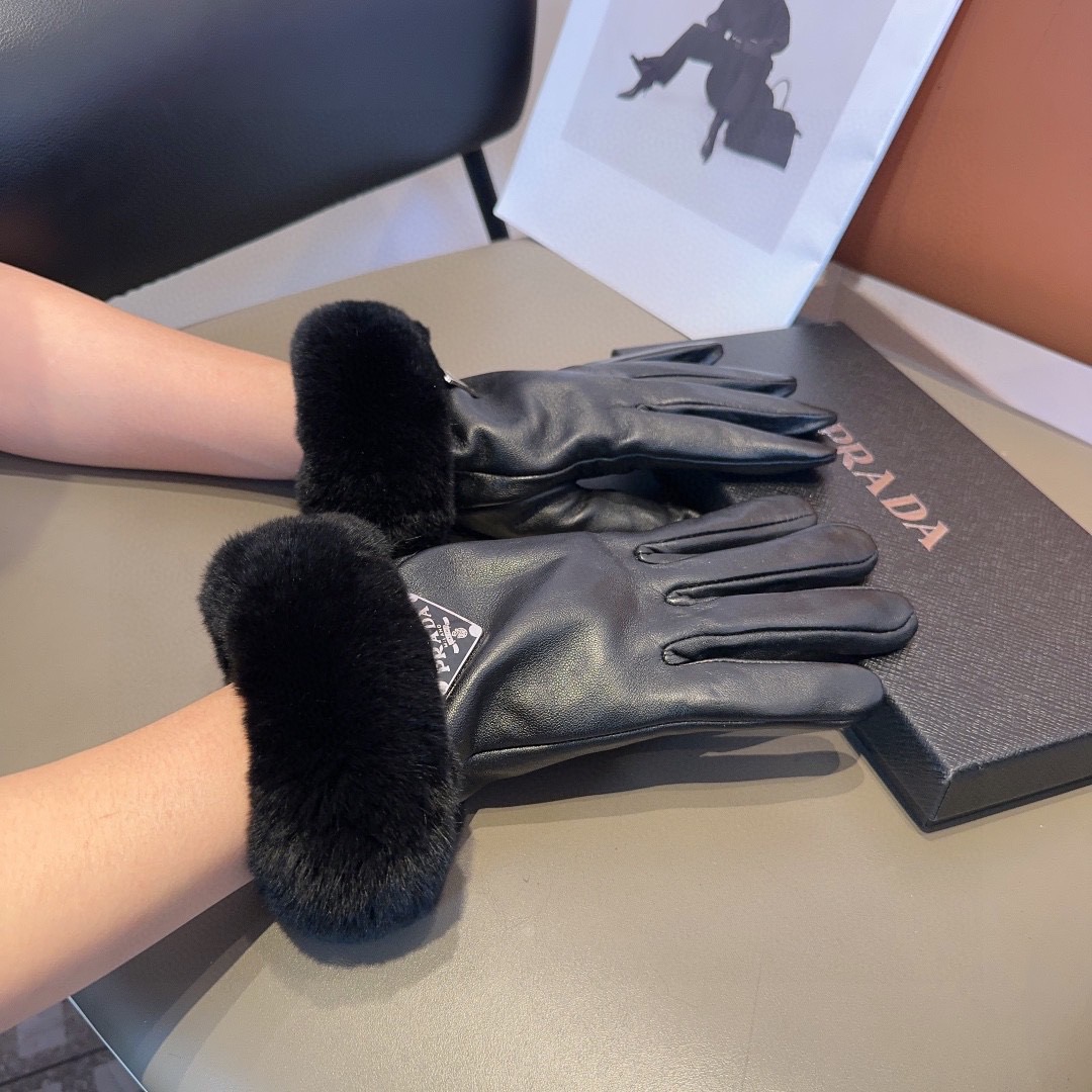 NO:640101,Prada women's sheepskin gloves, fashionable gloves, warm in autumn and winter with velvet lining, classic and simple, super comfortable, soft and versatile!  Size ML gloves, gloves, prada, sheepskin, gloves19860909普拉达女款羊皮手套,时尚手套,秋冬保暖加绒内里,经典简洁上手超舒适柔软、百搭！码数ML手套,手套,prada,sheepskin,gloves,accessory
