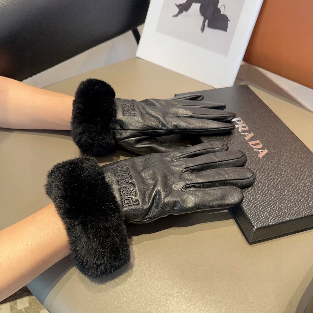 NO:640120,Prada's autumn and winter short lazy rabbit fur gloves are worth comparing the same model with different qualities, and quickly sell out the poor products on the market. They are imported first-grade sheepskin lazy rabbit fur with velvet inside. They are classic and timeless. If you like half fingers, you can buy them. If you use them this year, you can still use them next year. [Happy][Happy][Happy] Gloves, gloves, prada, sheepskin, gloves19860909普拉达秋冬短款懒兔毛手套值得对比同款不同品质,秒杀市场差产品,进口一级羊皮懒兔毛内里加绒 经典不过时款.喜欢半指可以入手了,这种品质的今年用了明年还能用 [愉快][愉快][愉快]手套,手套,prada,sheepskin,gloves,accessory