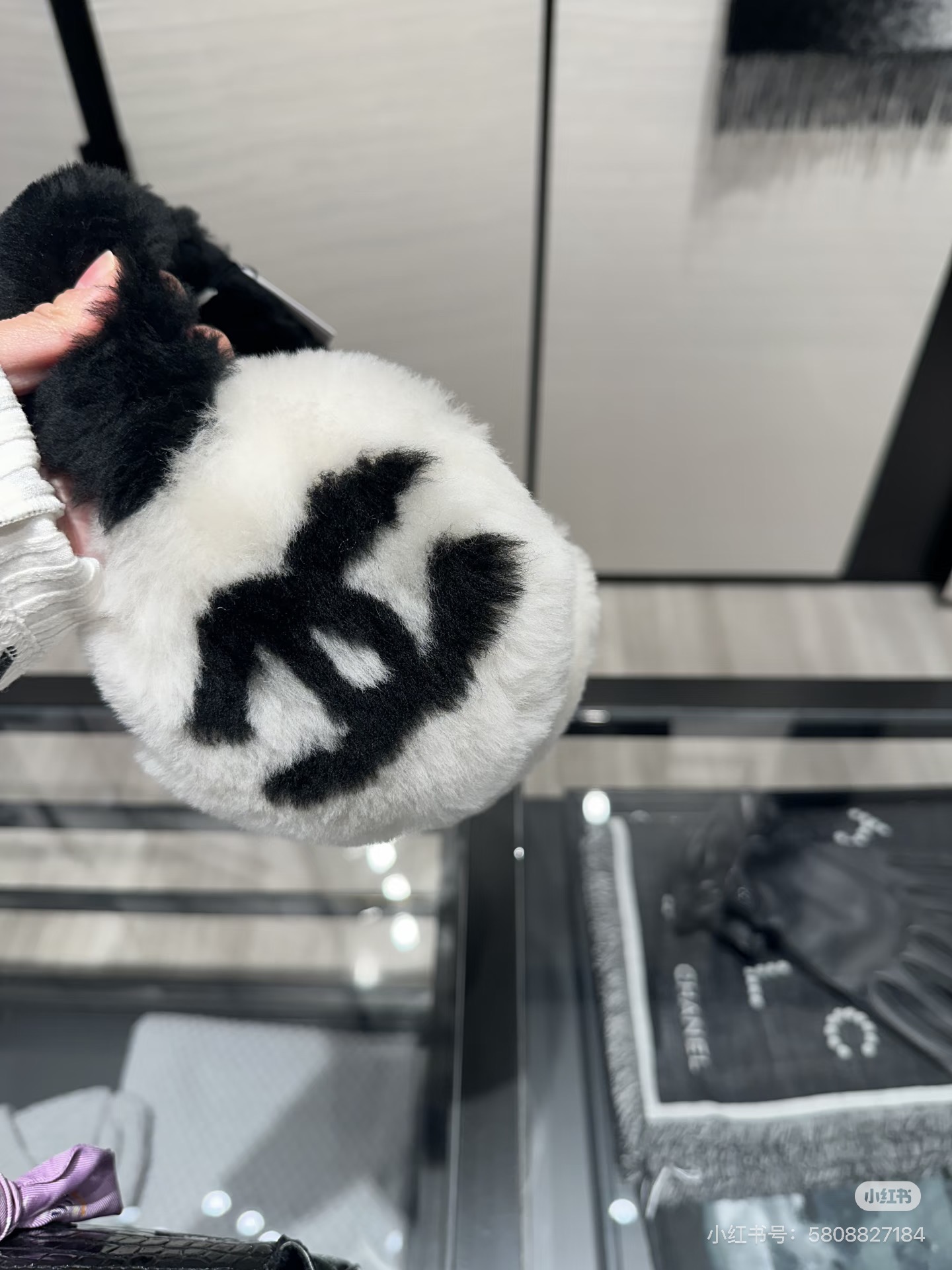 NO:640125,The world is white and rich, the same style as Internet celebrity stars. Chanel embroidered earmuffs, warm. The concave shape for daily skiing is simply awesome. Warm and cheering items. Good looks. Reserved in black and white and brown. Classic items that can be worn for a lifetime and will not go out of style. Gloves, gloves, chanel, gloves19860909人间白富美,网红明星同款 香奈儿刺绣耳罩,保暖 滑雪日常凹造型简直太赞了 保暖打气物件 高颜值 自留黑白棕三色 可以戴一辈子不过时的经典单品 手套,手套,chanel,gloves,accessory