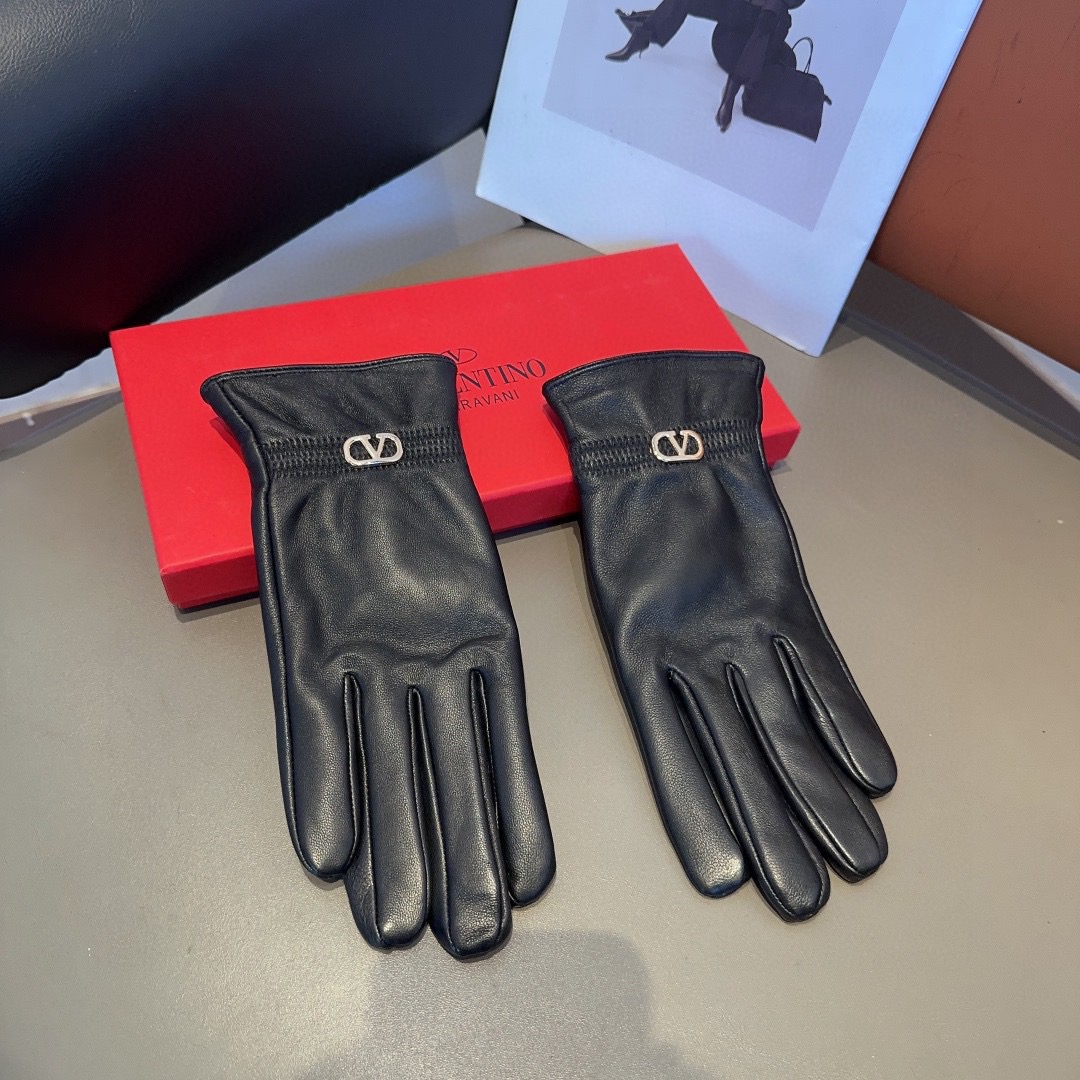 P140
华伦天奴羊皮手套，时尚手套，秋冬保暖加绒内里，经典简洁💕上手超舒适柔软、百搭！ML