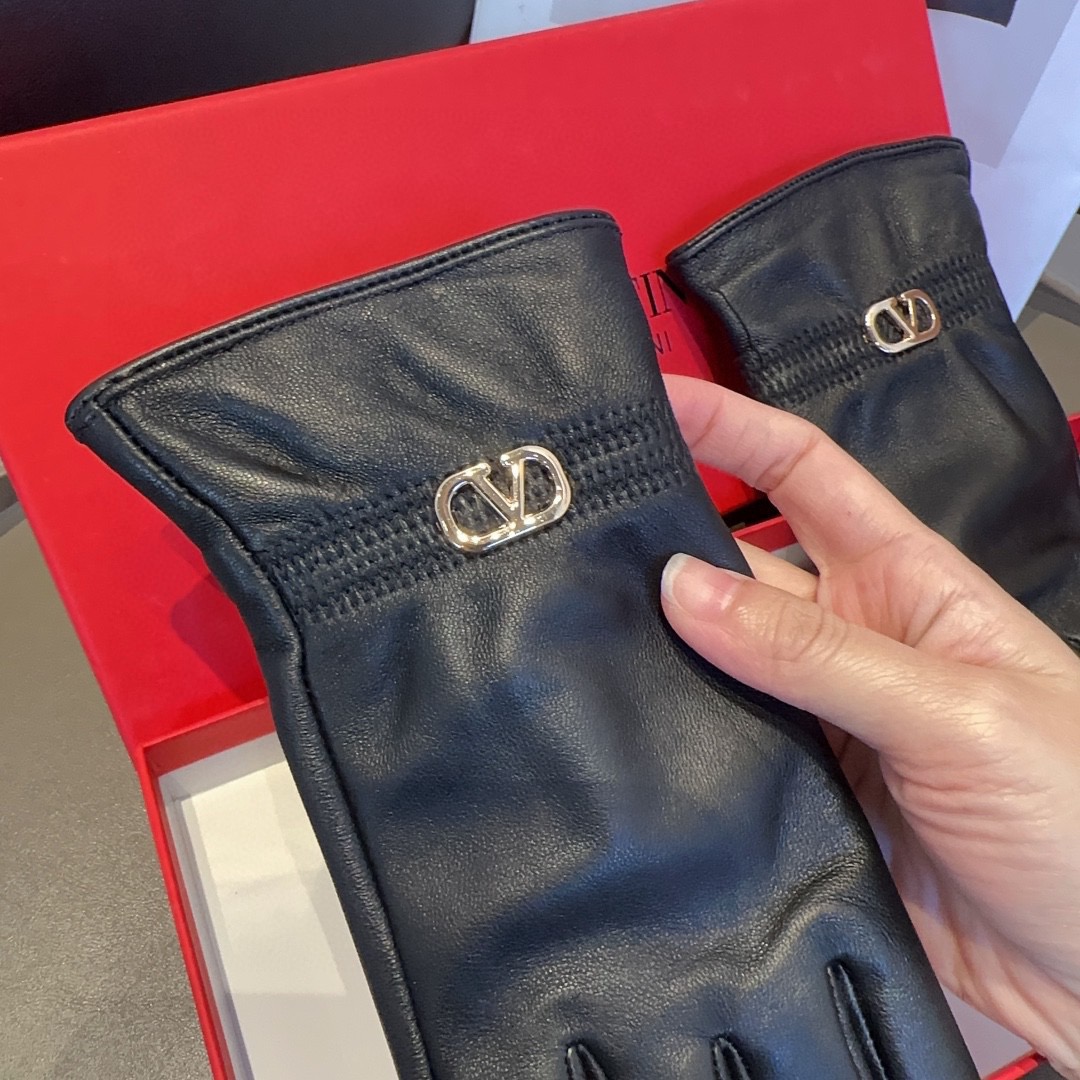 P140
华伦天奴羊皮手套，时尚手套，秋冬保暖加绒内里，经典简洁💕上手超舒适柔软、百搭！ML