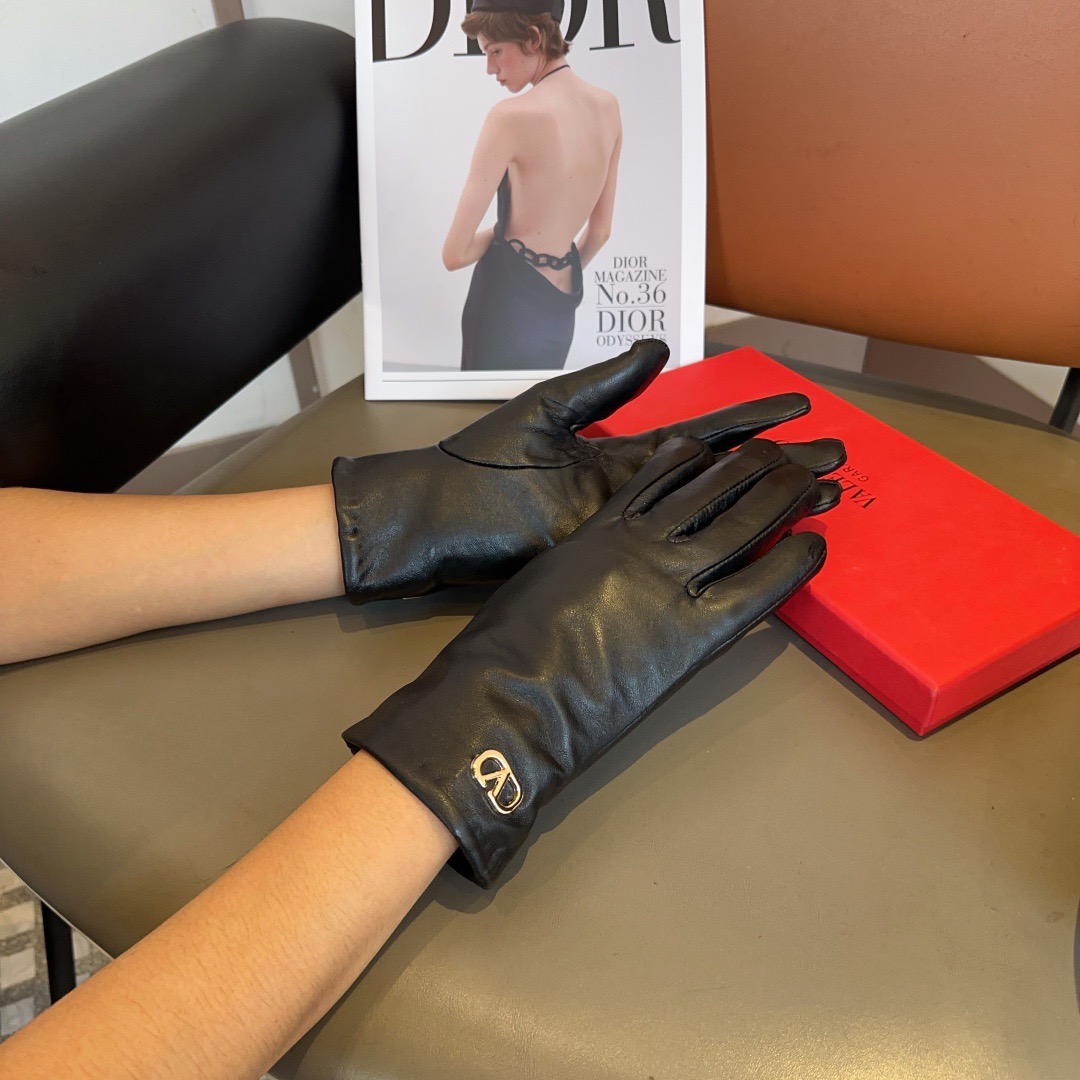 NO:659813,Valentino sheepskin gloves, fashionable gloves, warm lining for autumn and winter, classic and simple, super comfortable, soft and versatile!  One size fits all gloves, gloves, valentino, sheepskin, gloves19860909华伦天奴羊皮手套,时尚手套,秋冬保暖内里,经典简洁上手超舒适柔软、百搭！均码手套,手套,valentino,sheepskin,gloves,accessory