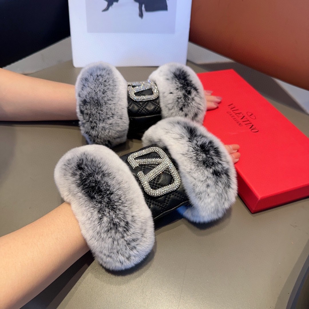 NO:659844,Valentino women's sheepskin gloves, fashionable gloves, warm in autumn and winter with velvet lining, classic and simple, super comfortable, soft and versatile!  Size ML gloves, gloves, valentino, sheepskin, gloves19860909华伦天奴女款羊皮手套,时尚手套,秋冬保暖加绒内里,经典简洁上手超舒适柔软、百搭！码数ML手套,手套,valentino,sheepskin,gloves,accessory