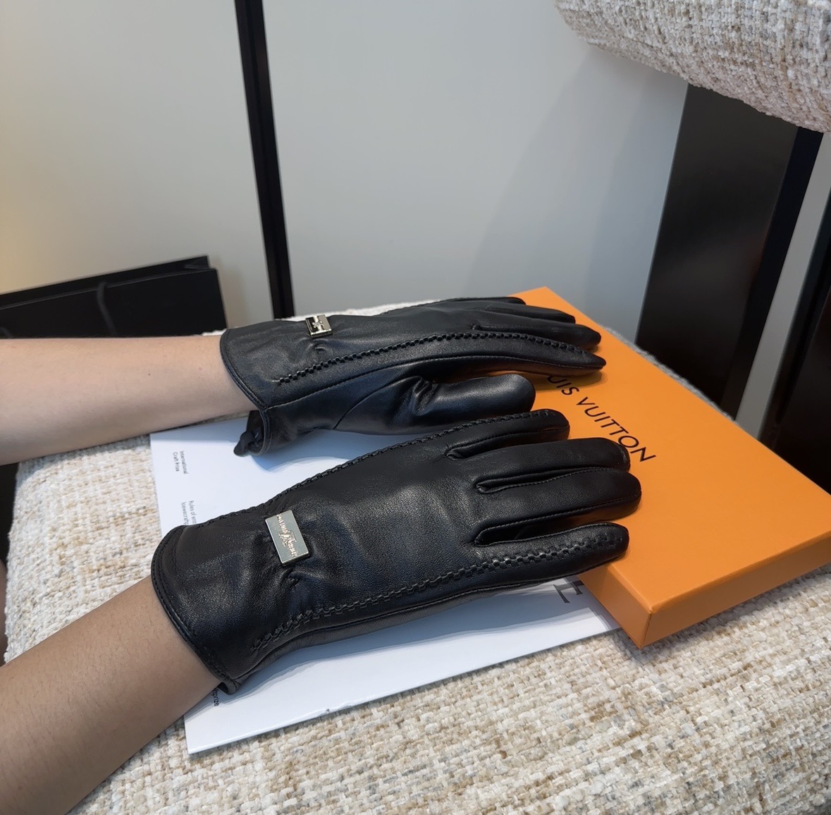 NO:701837,LV Tino sheepskin gloves, fashionable gloves, warm in autumn and winter with velvet lining, classic and simple, super comfortable, soft and versatile!  ML gloves, gloves, louis vuitton, sheepskin, gloves19860909Lv天奴羊皮手套,时尚手套,秋冬保暖加绒内里,经典简洁上手超舒适柔软、百搭！ML手套,手套,louis vuitton,sheepskin,gloves,accessory