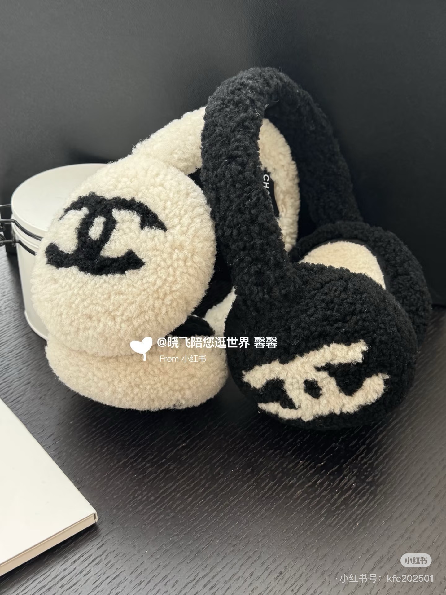 NO:701886,The most beautiful in the world, the same style as Internet celebrities. Chanel embroidered earmuffs, warm. The concave shape is great for daily skiing. Warm and cheering items. Good looks. Classic items that can be worn for a lifetime and will not go out of style. Gloves, gloves, chanel, gloves19860909人间白富美,网红明星同款 香奈儿刺绣耳罩,保暖 滑雪日常凹造型简直太赞了 保暖打气物件 高颜值 可以戴一辈子不过时的经典单品 手套,手套,chanel,gloves,accessory