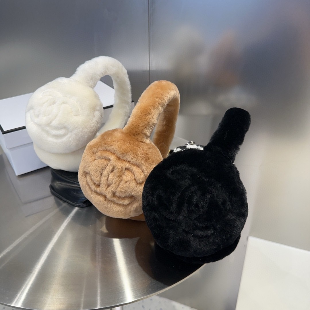 NO:701893,The world is white and rich, the same style as Internet celebrity stars. Chanel embroidered earmuffs, warm. The concave shape for daily skiing is simply awesome. Warm and cheering items. Good looks. Reserved in black and white and brown. Classic items that can be worn for a lifetime and will not go out of style. Gloves, gloves, chanel, gloves19860909人间白富美,网红明星同款 香奈儿刺绣耳罩,保暖 滑雪日常凹造型简直太赞了 保暖打气物件 高颜值 自留黑白棕三色 可以戴一辈子不过时的经典单品 手套,手套,chanel,gloves,accessory