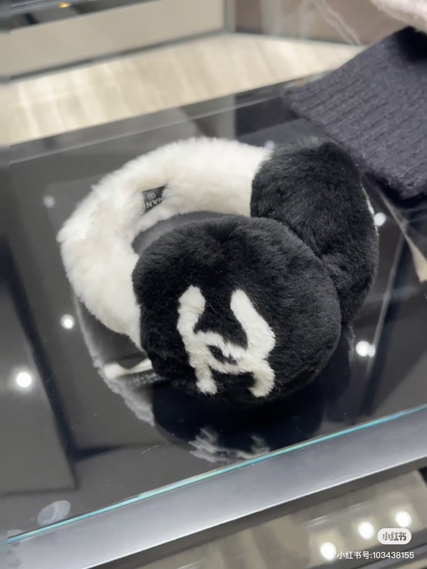 NO:718528,The world is white and rich, the same style as Internet celebrity stars. Chanel embroidered earmuffs, warm. The concave shape for daily skiing is simply awesome. Warm and cheering items. Good looks. Reserved in black and white and brown. Classic items that can be worn for a lifetime and will not go out of style. Gloves, gloves, chanel, gloves19860909人间白富美,网红明星同款 香奈儿刺绣耳罩,保暖 滑雪日常凹造型简直太赞了 保暖打气物件 高颜值 自留黑白棕三色 可以戴一辈子不过时的经典单品 手套,手套,chanel,gloves,accessory