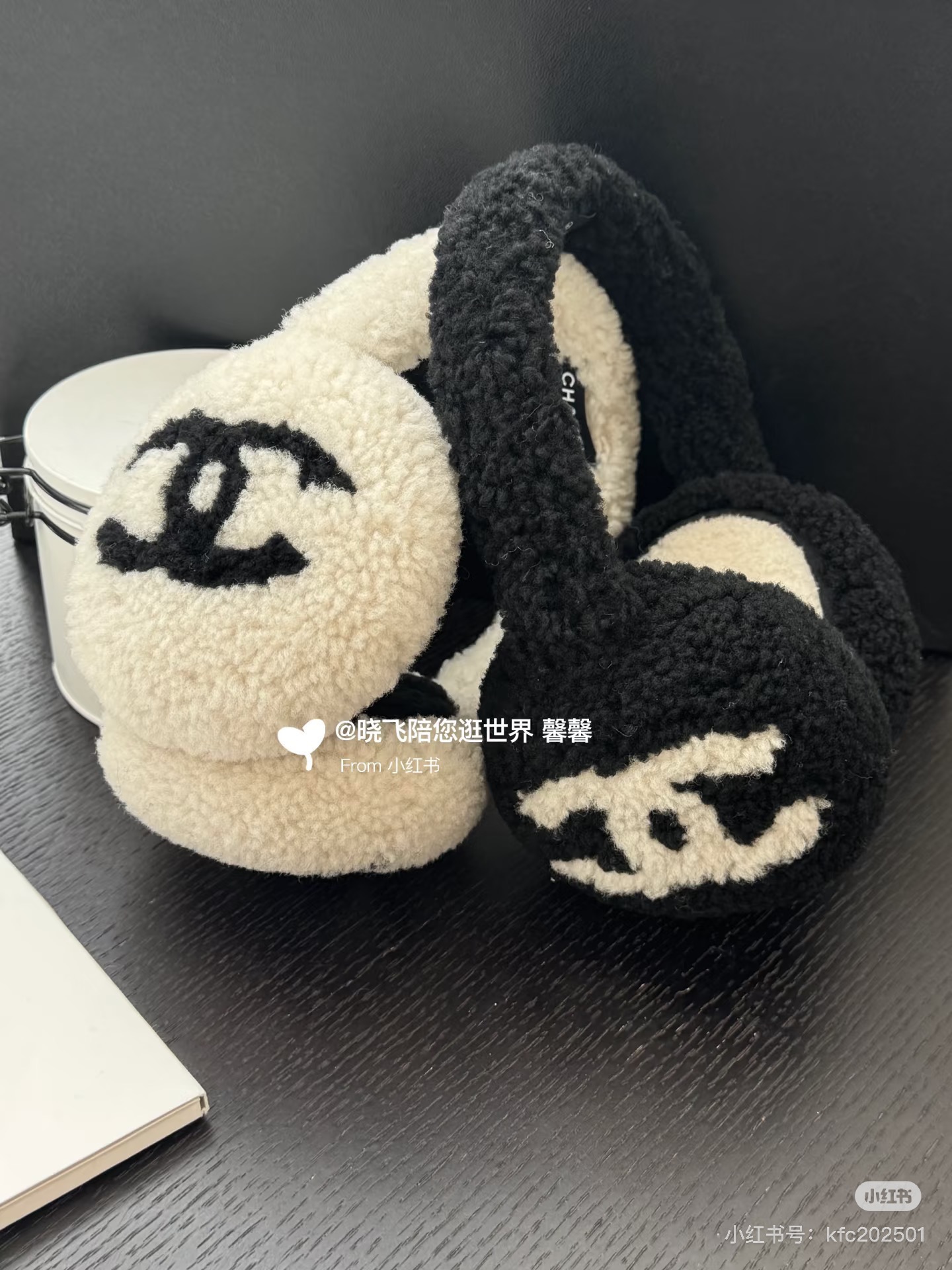 NO:718508,The most beautiful in the world, the same style as Internet celebrities. Chanel embroidered earmuffs, warm. The concave shape is great for daily skiing. Warm and cheering items. Good looks. Classic items that can be worn for a lifetime and will not go out of style. Gloves, gloves, chanel, gloves19860909人间白富美,网红明星同款 香奈儿刺绣耳罩,保暖 滑雪日常凹造型简直太赞了 保暖打气物件 高颜值 可以戴一辈子不过时的经典单品 手套,手套,chanel,gloves,accessory