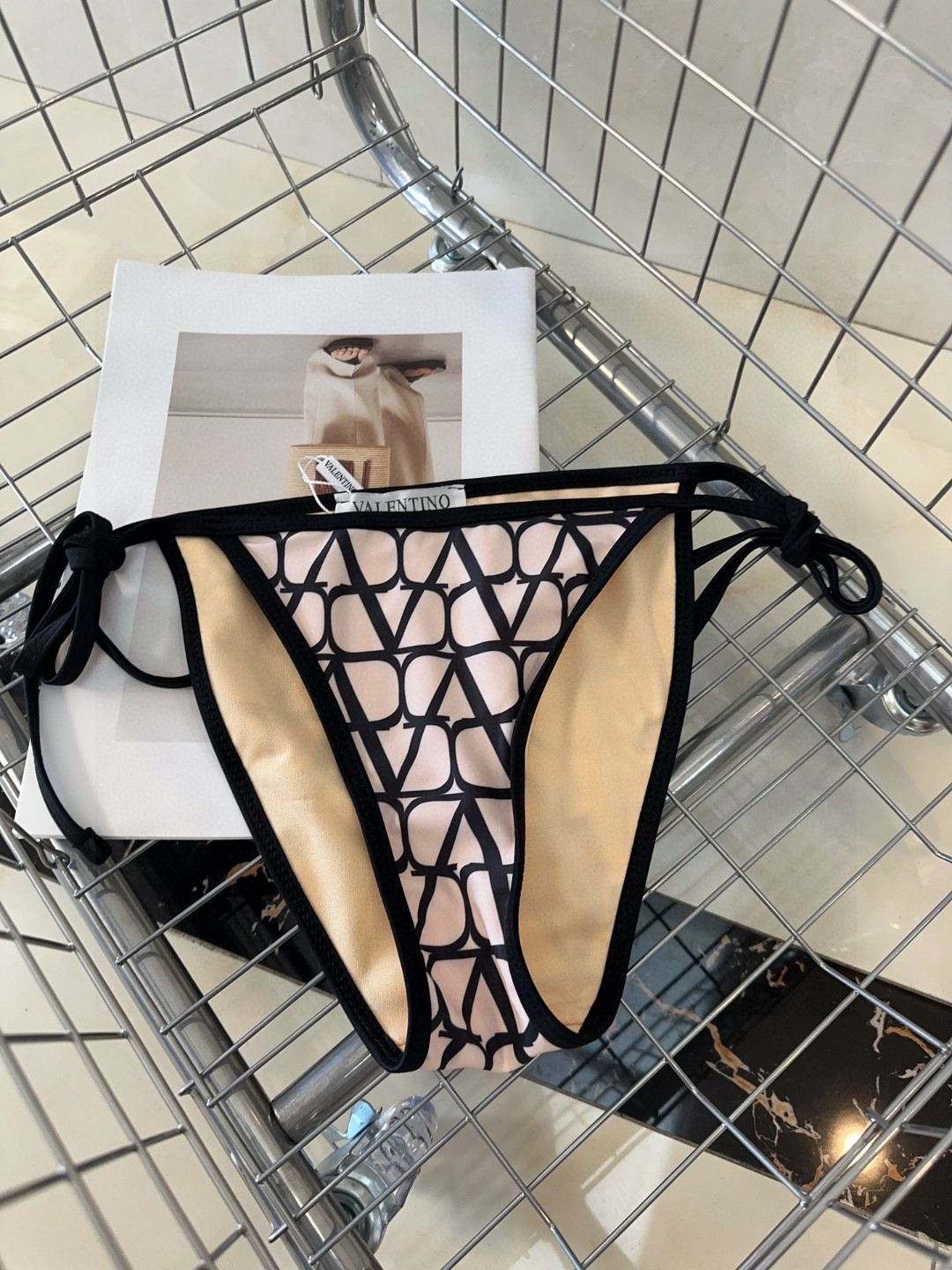 华伦天奴泳衣，时尚潮人必备！实物超级好看！海边度假拍照超级好！SML