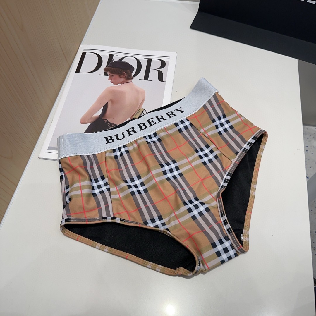 巴宝莉泳衣，实物实在太美了！拍不出来它的美😍谁穿谁美！很值得入手✋ SML