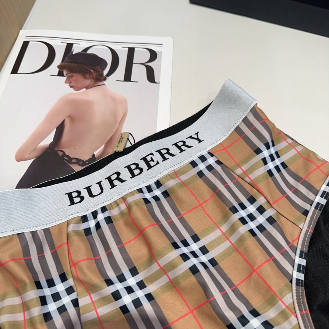 巴宝莉泳衣，实物实在太美了！拍不出来它的美😍谁穿谁美！很值得入手✋ SML