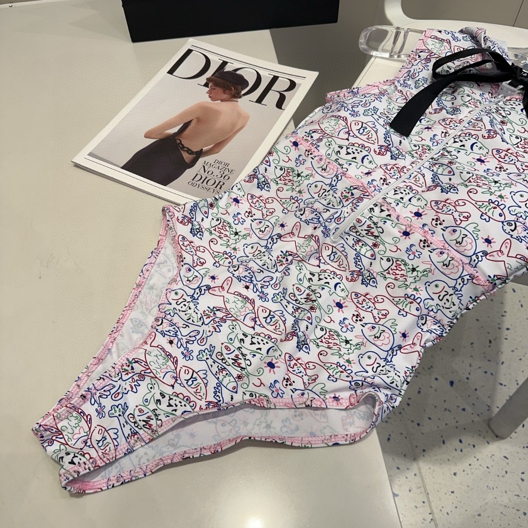 香奈儿泳衣，实物实在太美了！拍不出来它的美😍谁穿谁美！很值得入手✋ SML