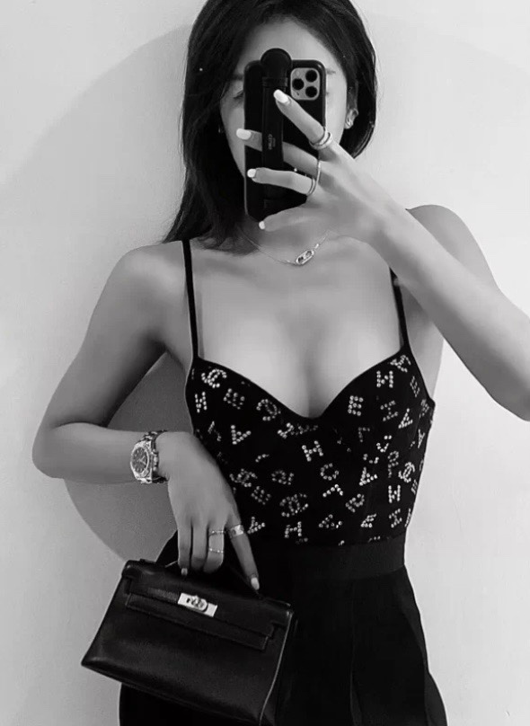 Chanel 春夏新款泳衣，立体的胸部剪裁很好的托起整个胸部！不仅可以当泳衣也可以日常做内搭来穿，搭配衬