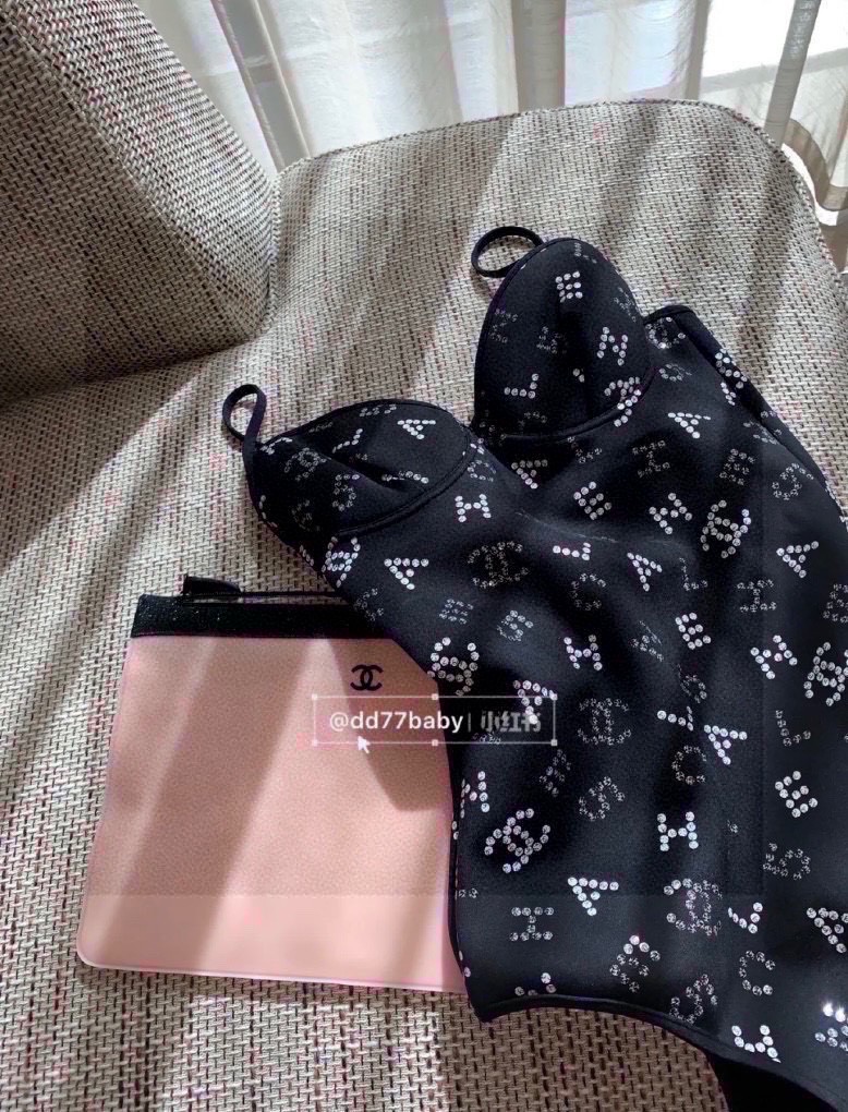 Chanel 春夏新款泳衣，立体的胸部剪裁很好的托起整个胸部！不仅可以当泳衣也可以日常做内搭来穿，搭配衬