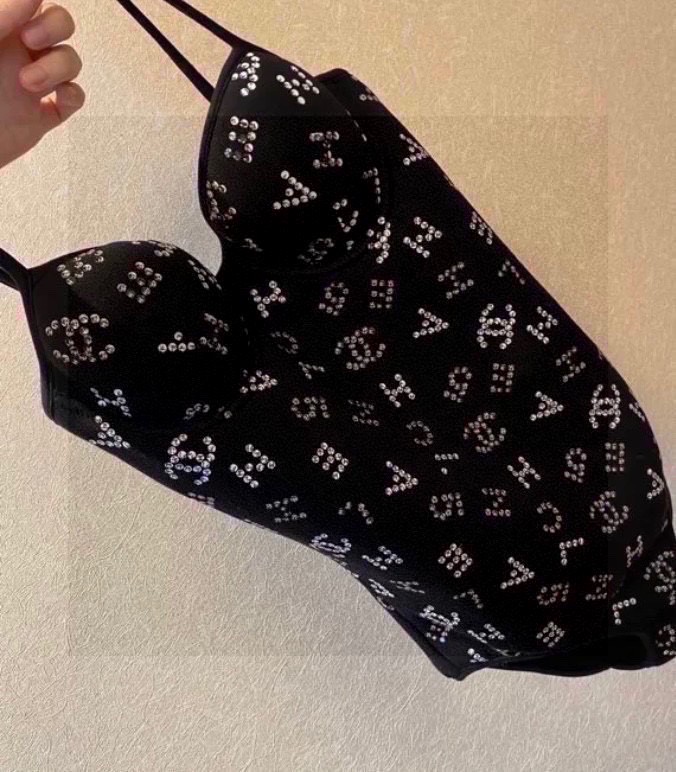 Chanel 春夏新款泳衣，立体的胸部剪裁很好的托起整个胸部！不仅可以当泳衣也可以日常做内搭来穿，搭配衬