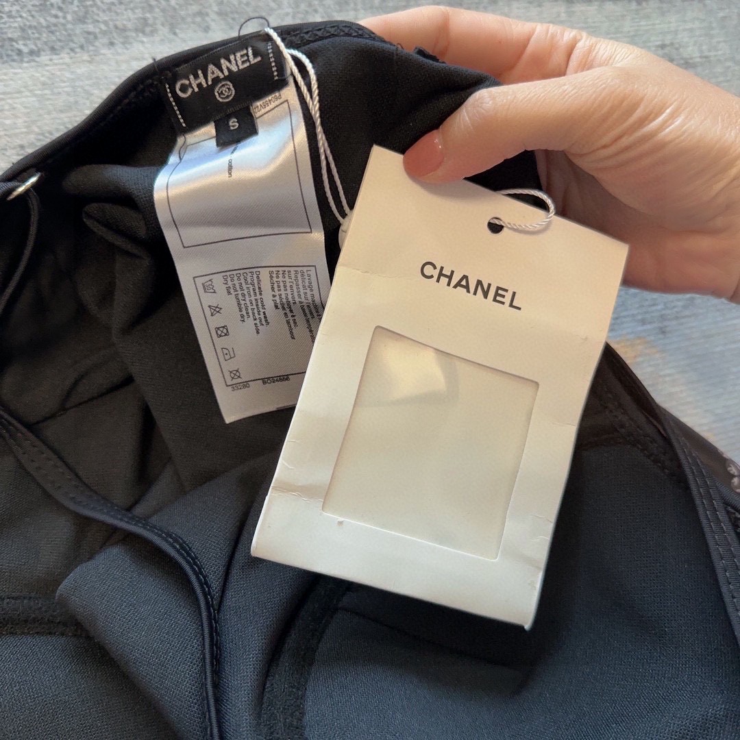 Chanel 春夏新款泳衣，立体的胸部剪裁很好的托起整个胸部！不仅可以当泳衣也可以日常做内搭来穿，搭配衬