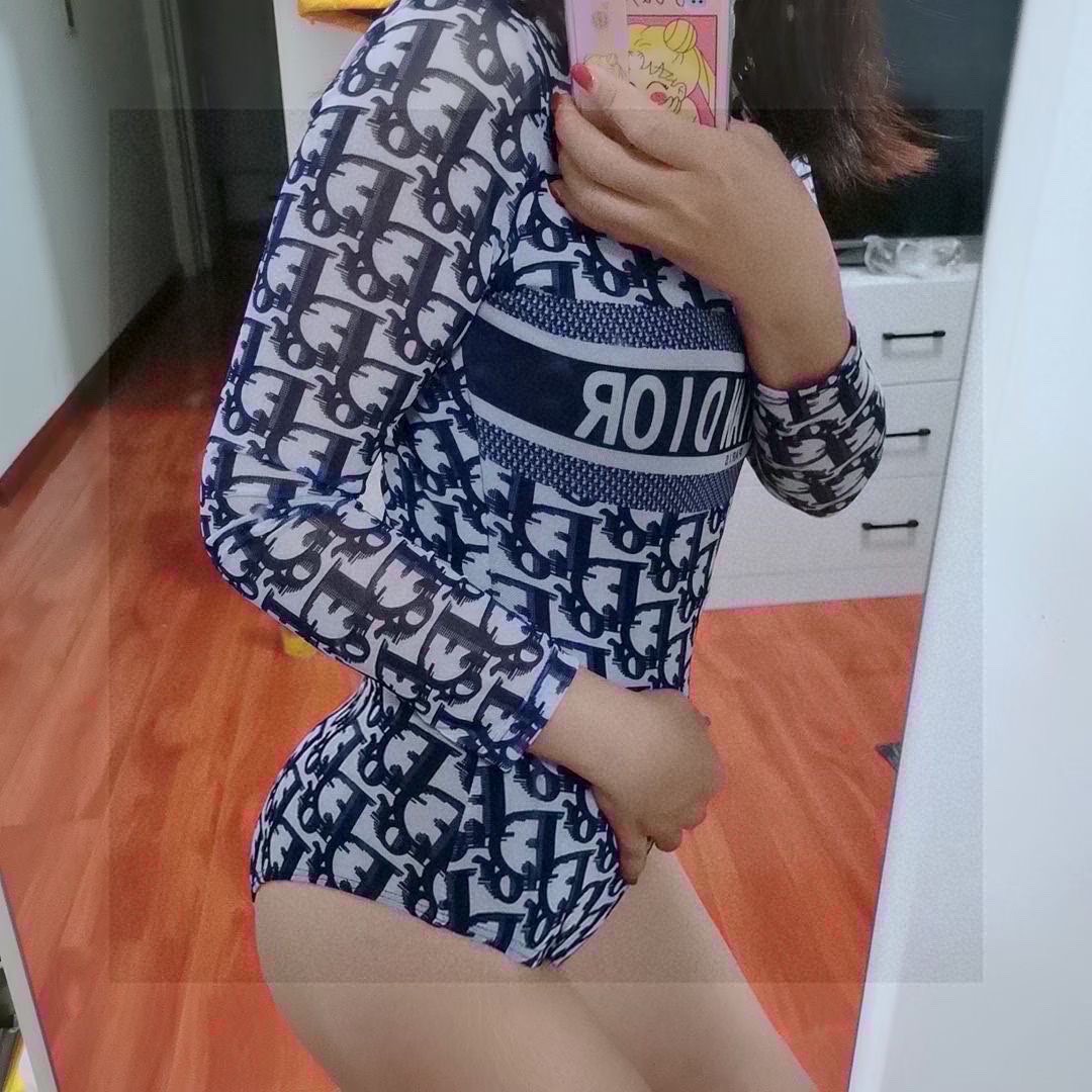 迪奥纱网连体泳衣，上身超级棒！自然而然呈现时尚感！十分减龄，具有年轻活力。SML