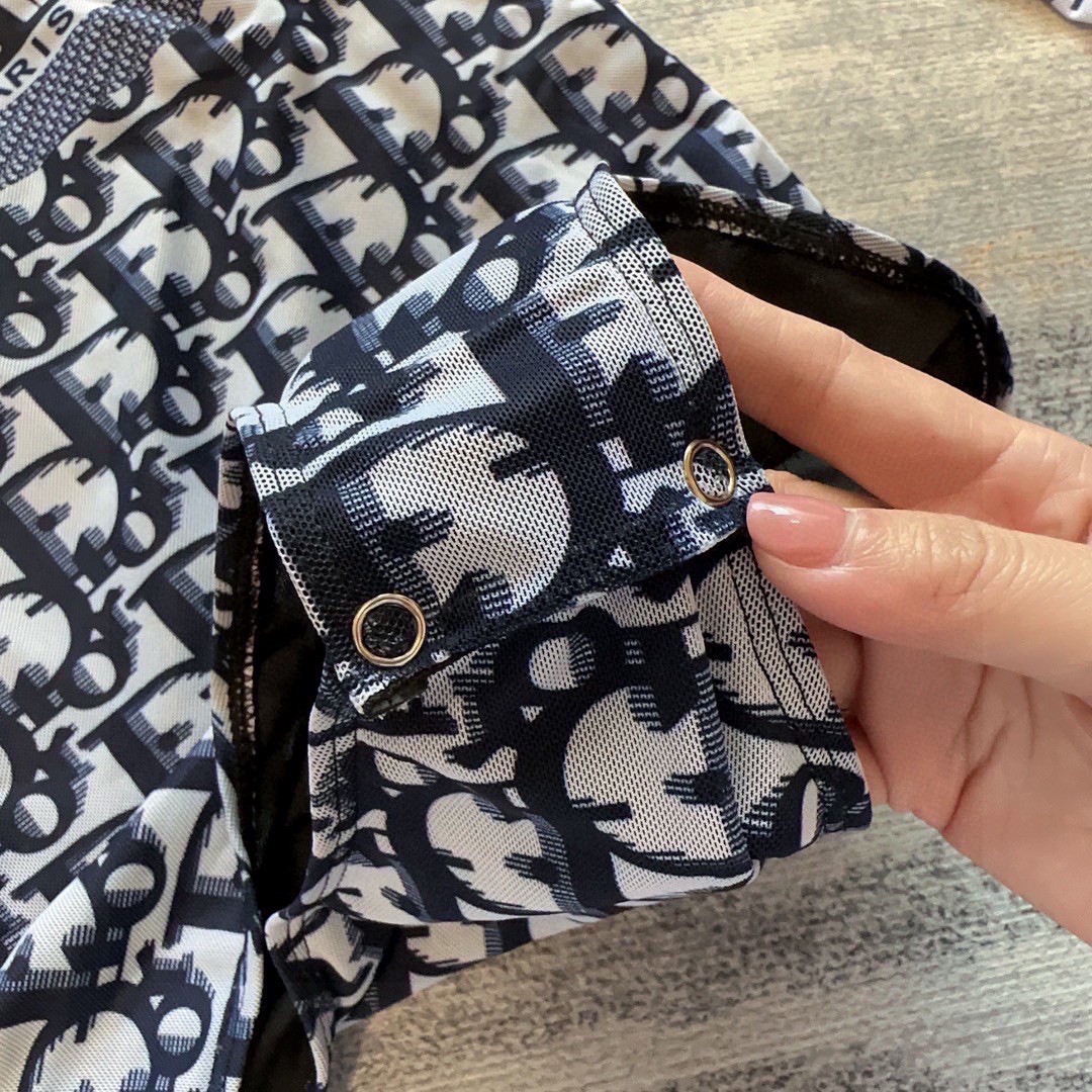 迪奥纱网连体泳衣，上身超级棒！自然而然呈现时尚感！十分减龄，具有年轻活力。SML