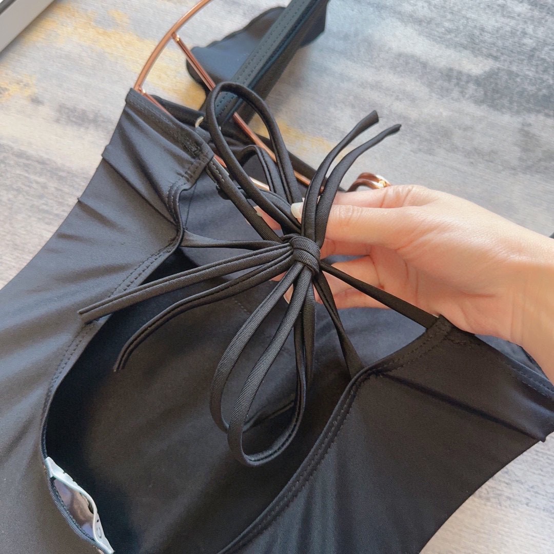 香奈儿泳衣，时尚潮人必备！实物超级好看！海边度假拍照超级好！SML