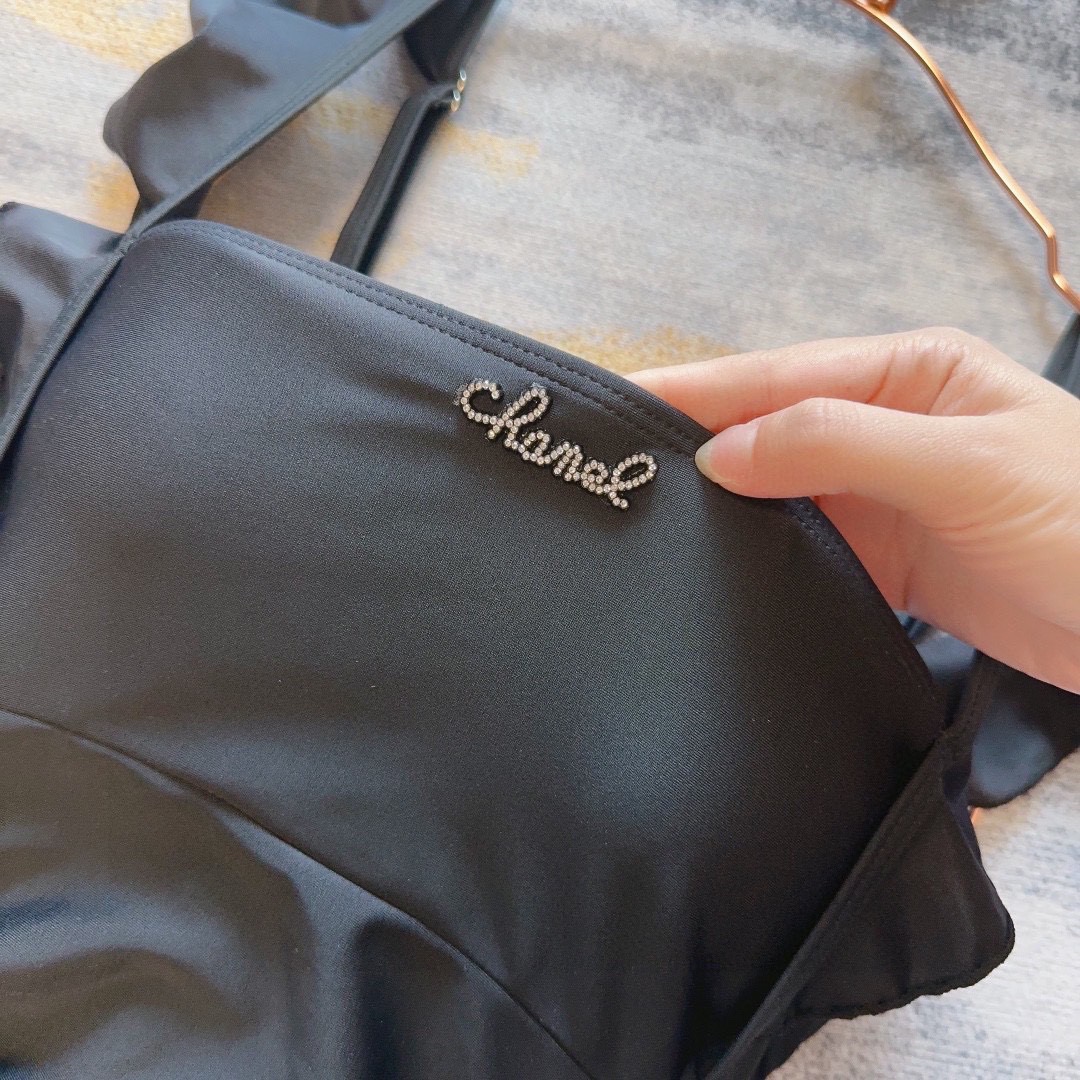 香奈儿泳衣，时尚潮人必备！实物超级好看！海边度假拍照超级好！SML