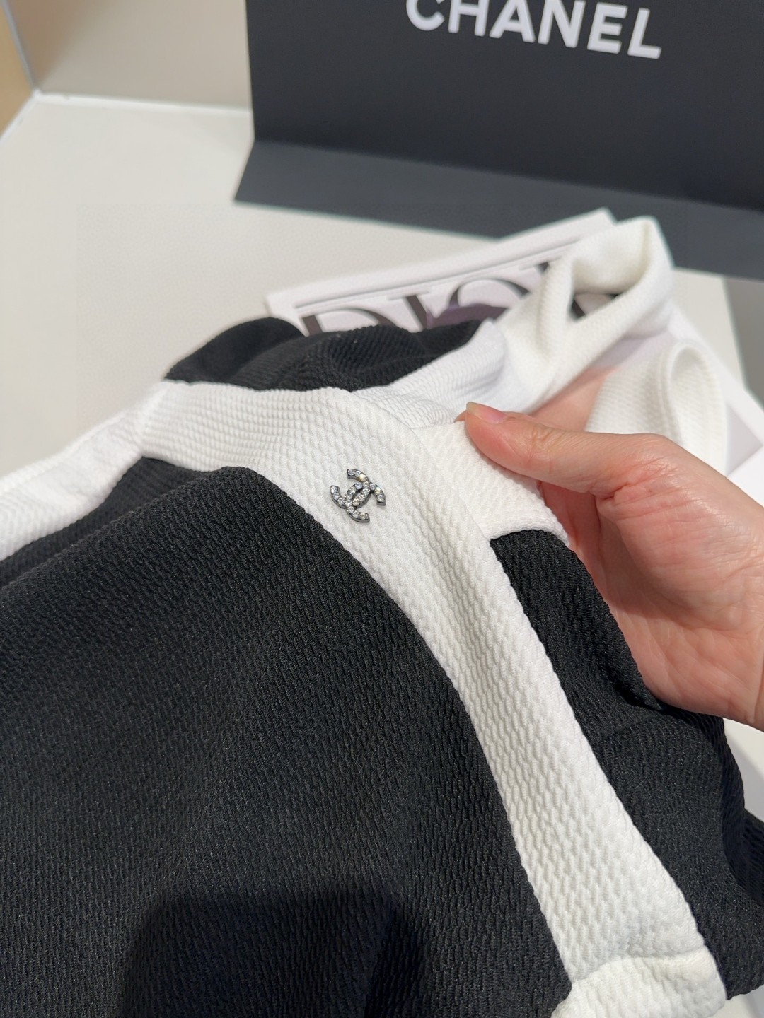 香奈儿泳衣，实物实在太美了！拍不出来它的美😍谁穿谁美！很值得入手✋ SML