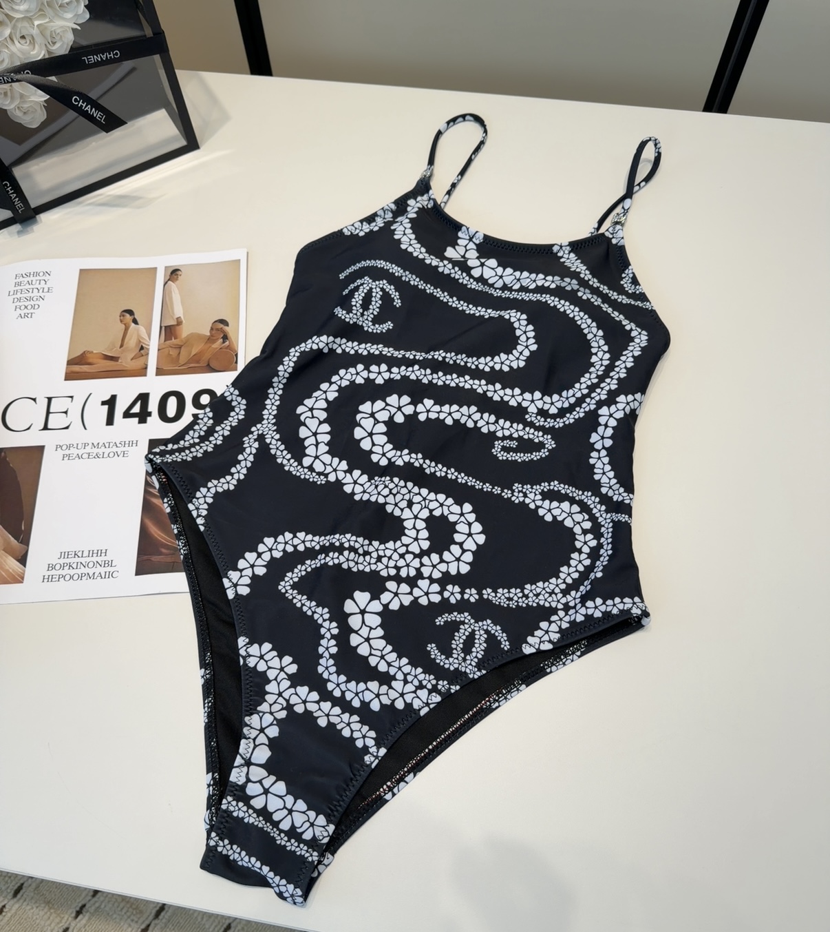香奈儿泳衣，时尚潮人必备！实物超级好看！海边度假拍照超级好！SML