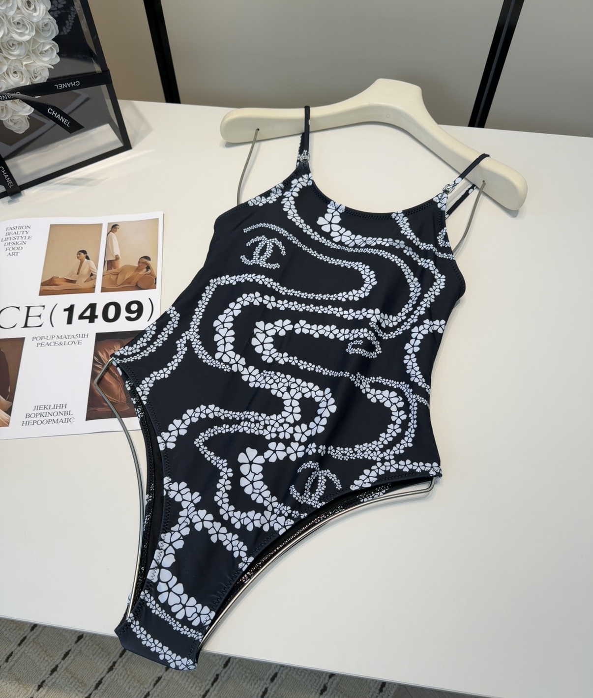 香奈儿泳衣，时尚潮人必备！实物超级好看！海边度假拍照超级好！SML