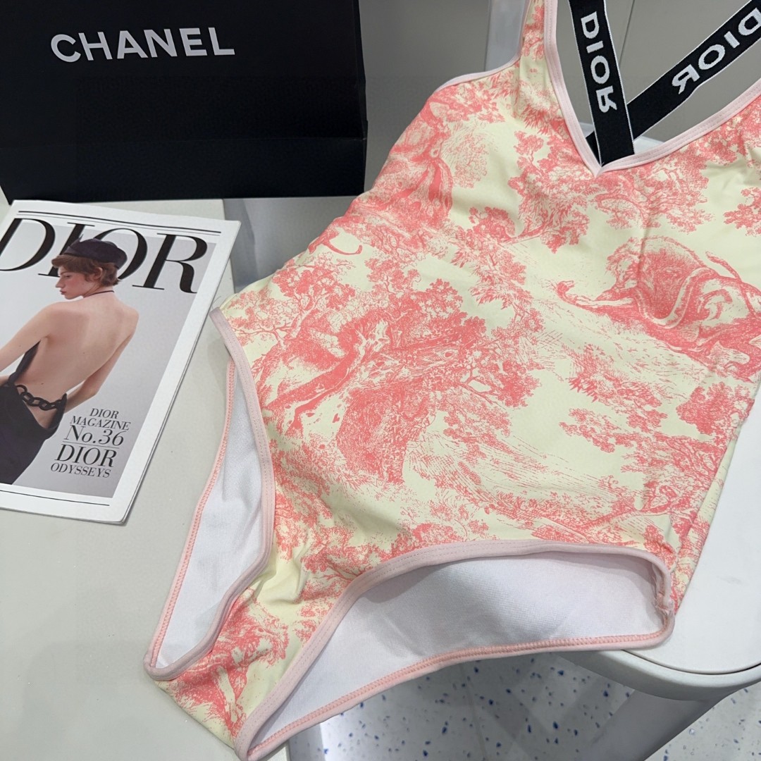 迪奥泳衣，时尚达人必备。超级显身材！SML