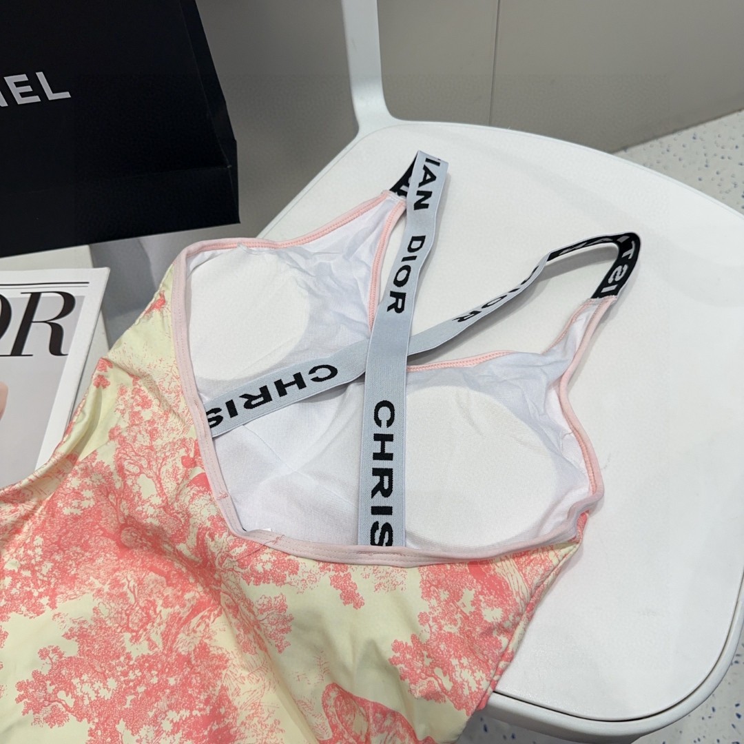 迪奥泳衣，时尚达人必备。超级显身材！SML