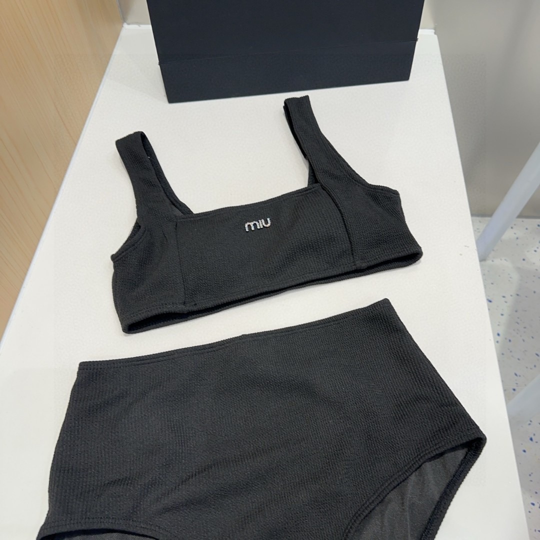 miumiu泳衣，实物实在太美了！拍不出来它的美😍谁穿谁美！很值得入手✋ SML