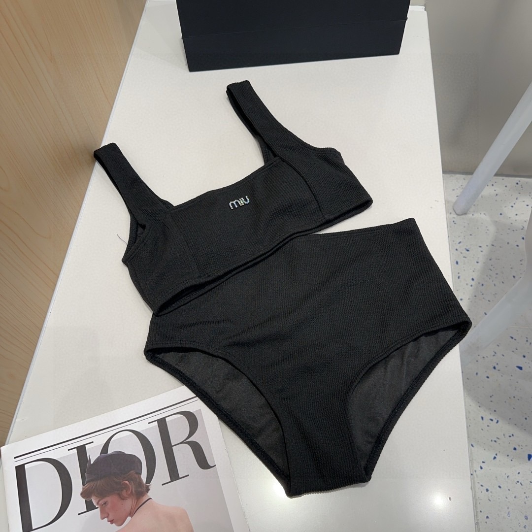 miumiu泳衣，实物实在太美了！拍不出来它的美😍谁穿谁美！很值得入手✋ SML