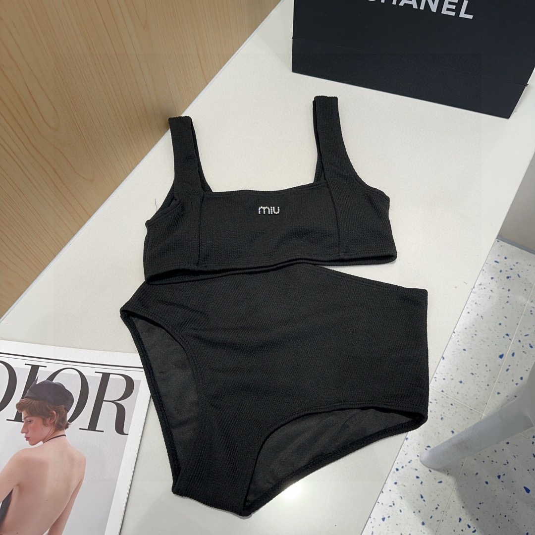 miumiu泳衣，实物实在太美了！拍不出来它的美😍谁穿谁美！很值得入手✋ SML