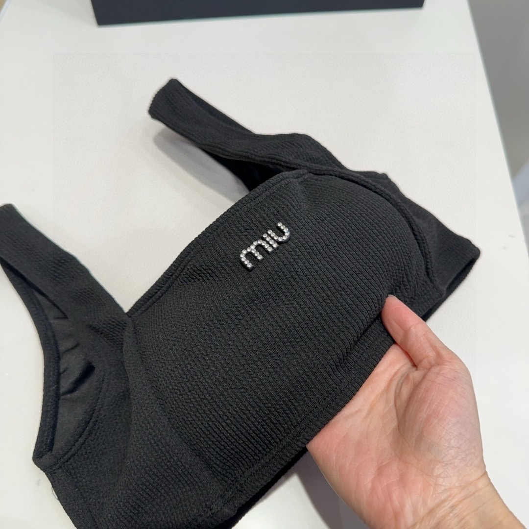 miumiu泳衣，实物实在太美了！拍不出来它的美😍谁穿谁美！很值得入手✋ SML