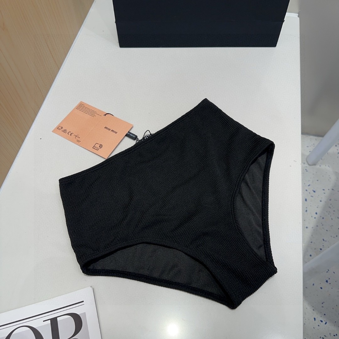 miumiu泳衣，实物实在太美了！拍不出来它的美😍谁穿谁美！很值得入手✋ SML