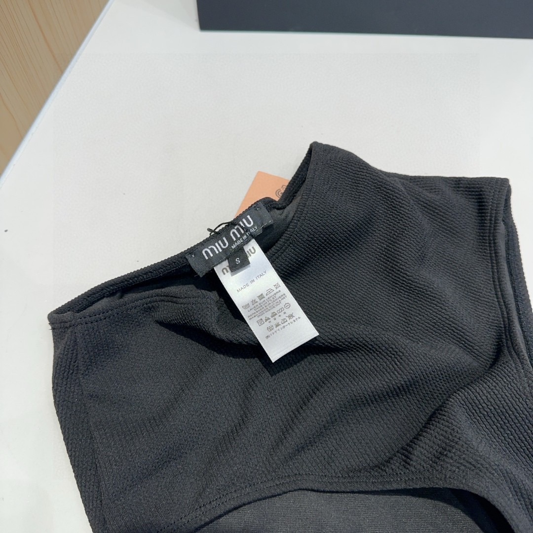 miumiu泳衣，实物实在太美了！拍不出来它的美😍谁穿谁美！很值得入手✋ SML