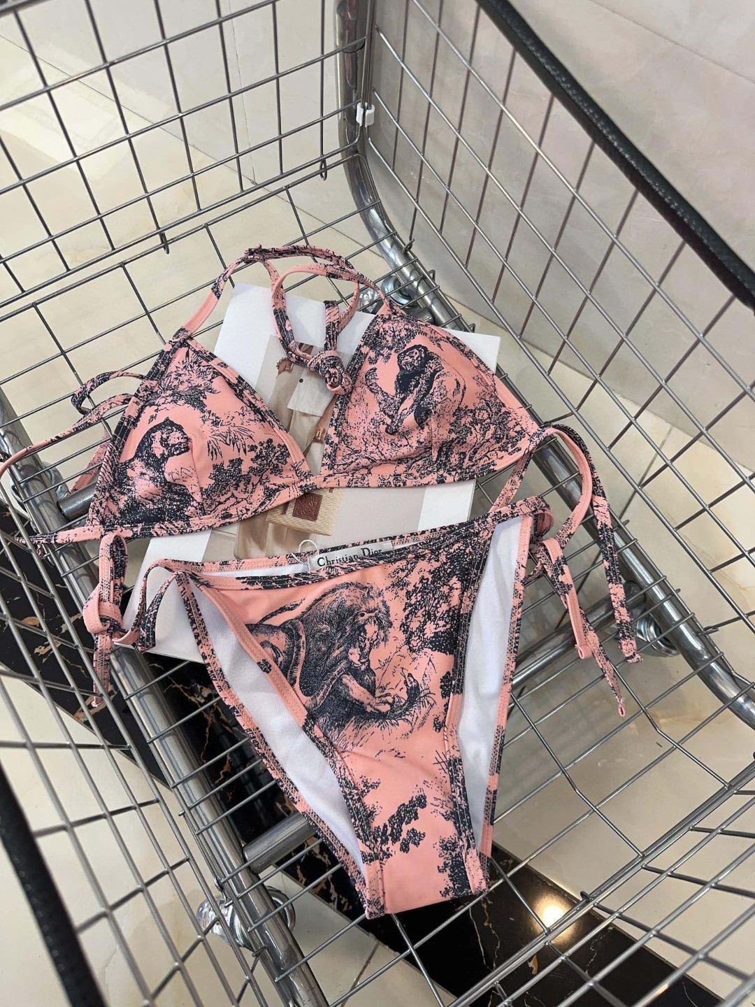 NO:754343,Dio*'s new classic animal jungle Rui printed cross backless one-piece swimsuit (with breast pads) casual and versatile tights, a must-have for seaside resorts, hot springs and swimming pools!  blue,pink,swimsuit,swimsuits,bikinis,swimsuit,swimming trunks,bikinis,dior,dior,swimsuits,bikinis19860909Dio*新款D家经典动物丛林茹伊印花交叉露背连体泳衣（有胸垫）休闲百搭紧身上衣,海边度假温泉游泳池必备！蓝色、粉色、泳衣泳裤比基尼,泳衣，泳裤，比基尼,dior,dior,swimsuits,bikinis,accessory