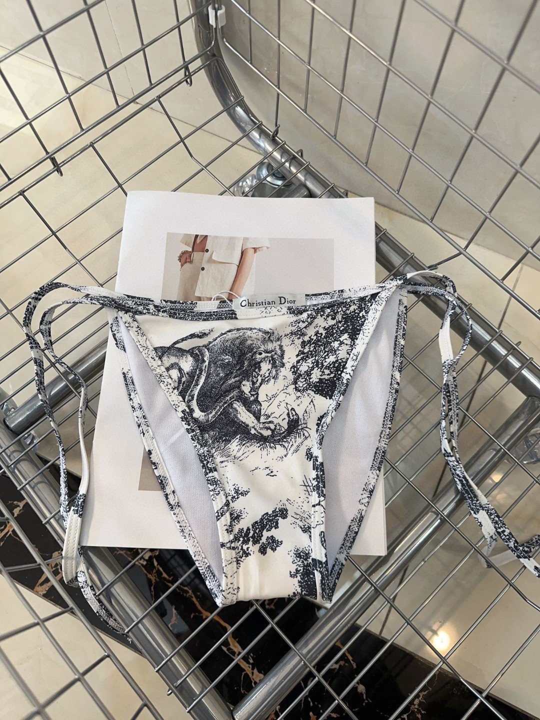 Dio*新款D家经典动物丛林茹伊印花交叉露背连体泳衣（有胸垫）休闲百搭紧身上衣，海边度假🏖️温泉游泳池必