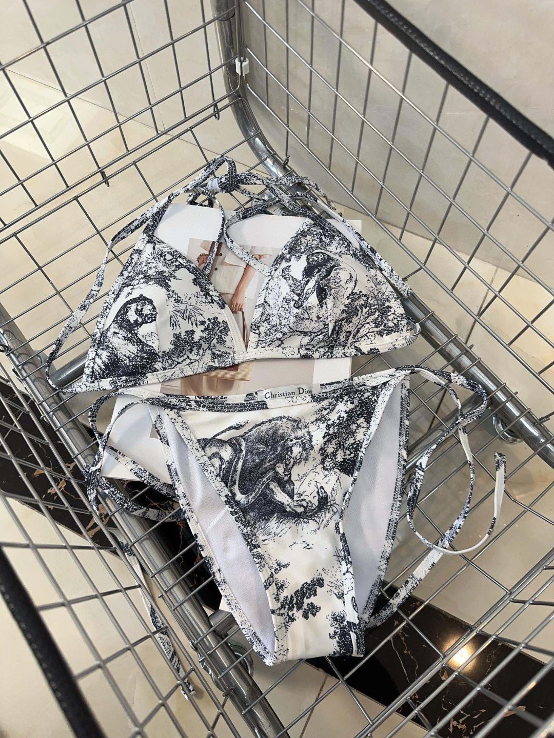 Dio*新款D家经典动物丛林茹伊印花交叉露背连体泳衣（有胸垫）休闲百搭紧身上衣，海边度假🏖️温泉游泳池必