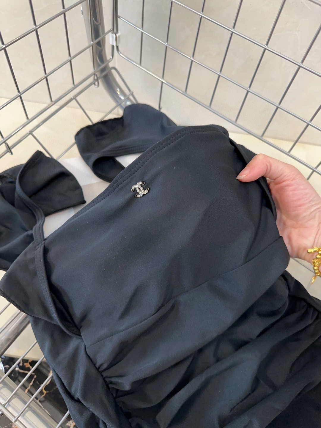 香奈儿泳衣，实物实在太美了！拍不出来它的美😍谁穿谁美！很值得入手✋ SML