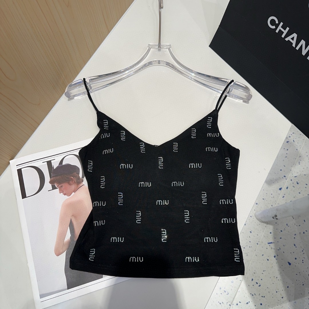 miumiu烫钻小背心，自带杯垫，搭外套单穿超🔥爆均码