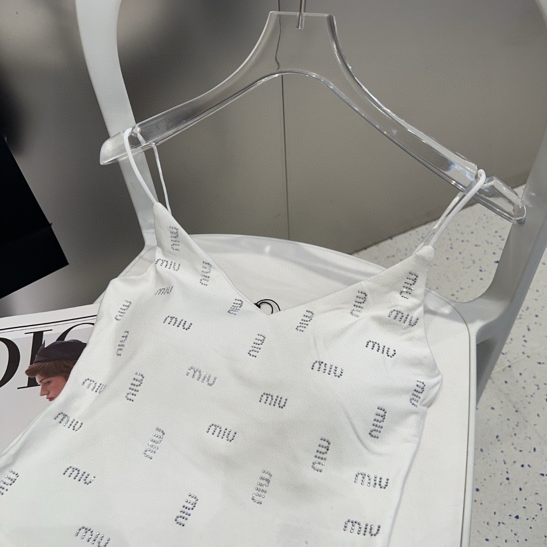 miumiu烫钻小背心，自带杯垫，搭外套单穿超🔥爆均码