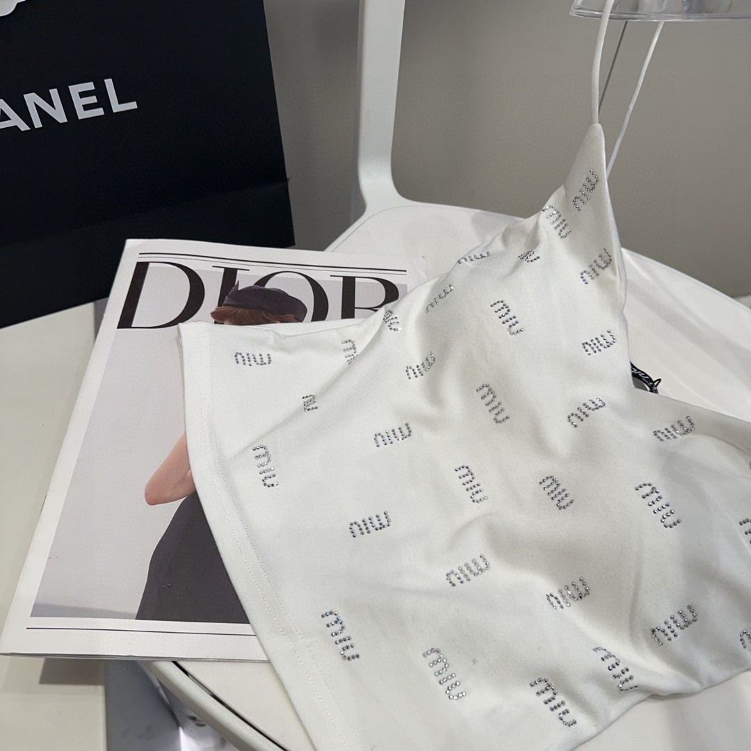 miumiu烫钻小背心，自带杯垫，搭外套单穿超🔥爆均码